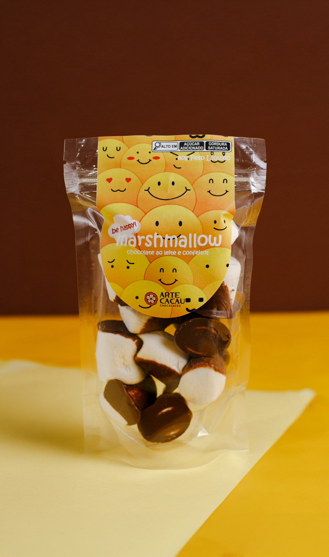Pacote de marshmallow com chocolate ao leite e confeitos