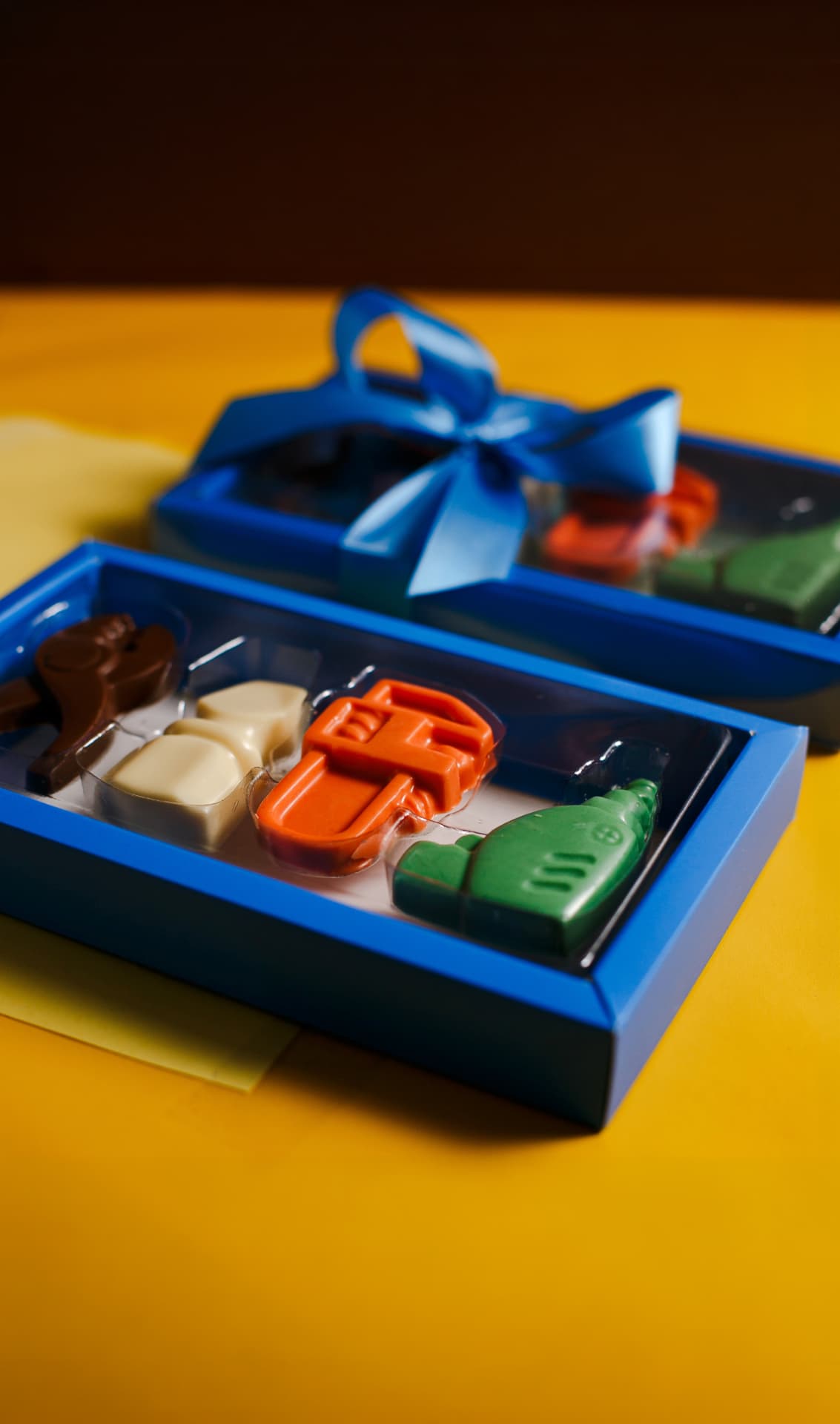 Caixa azul com chocolates em formatos de ferramentas