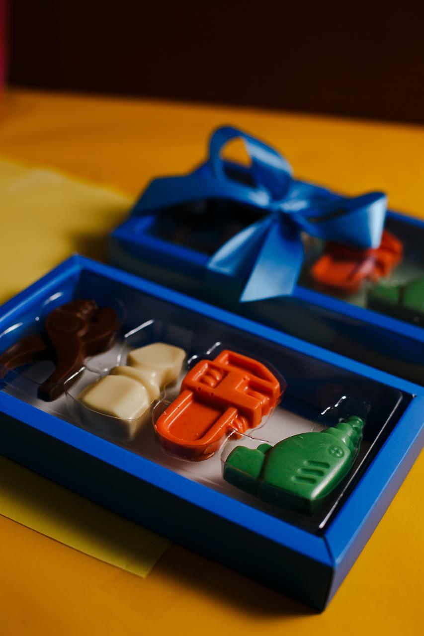Caixa azul com chocolates em formatos de veículos