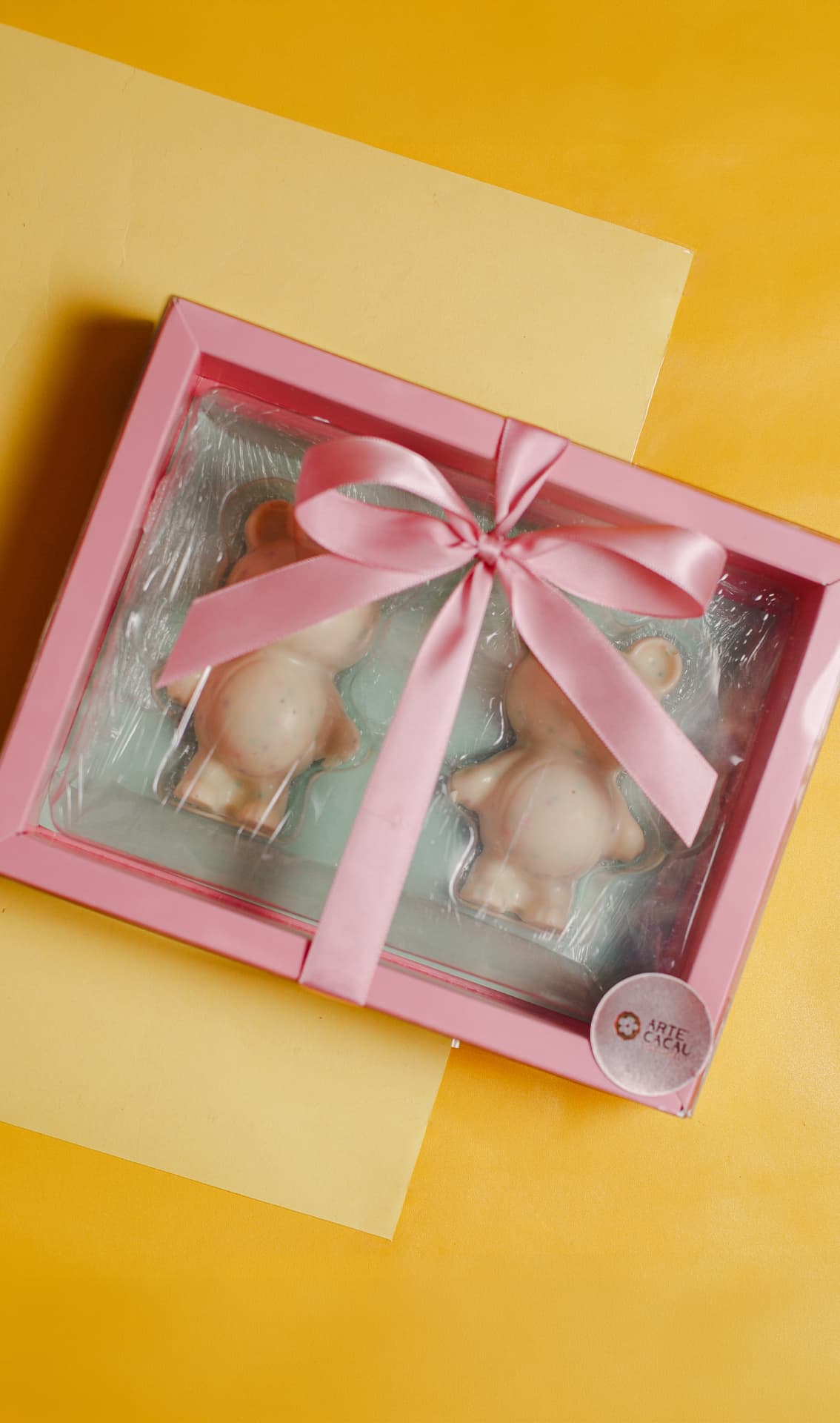 Caixa rosa com ursinhos de chocolate branco e laço