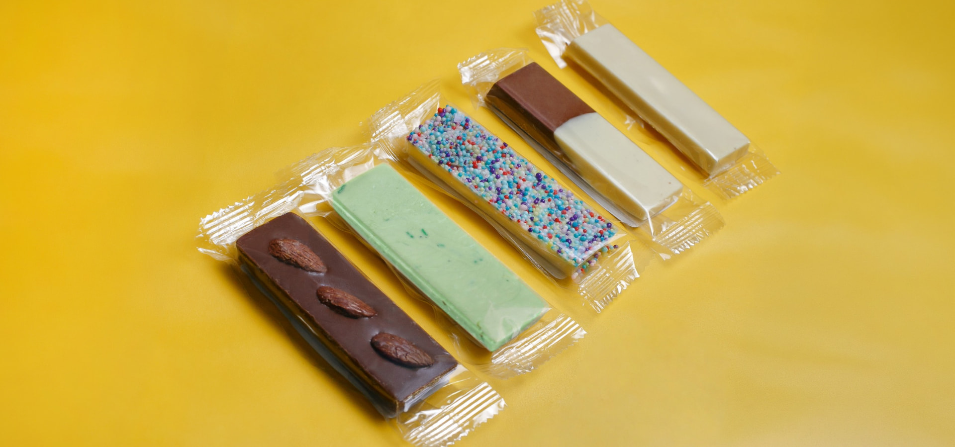 Kit com cinco barrinhas de chocolate em sabores variados, embaladas individualmente